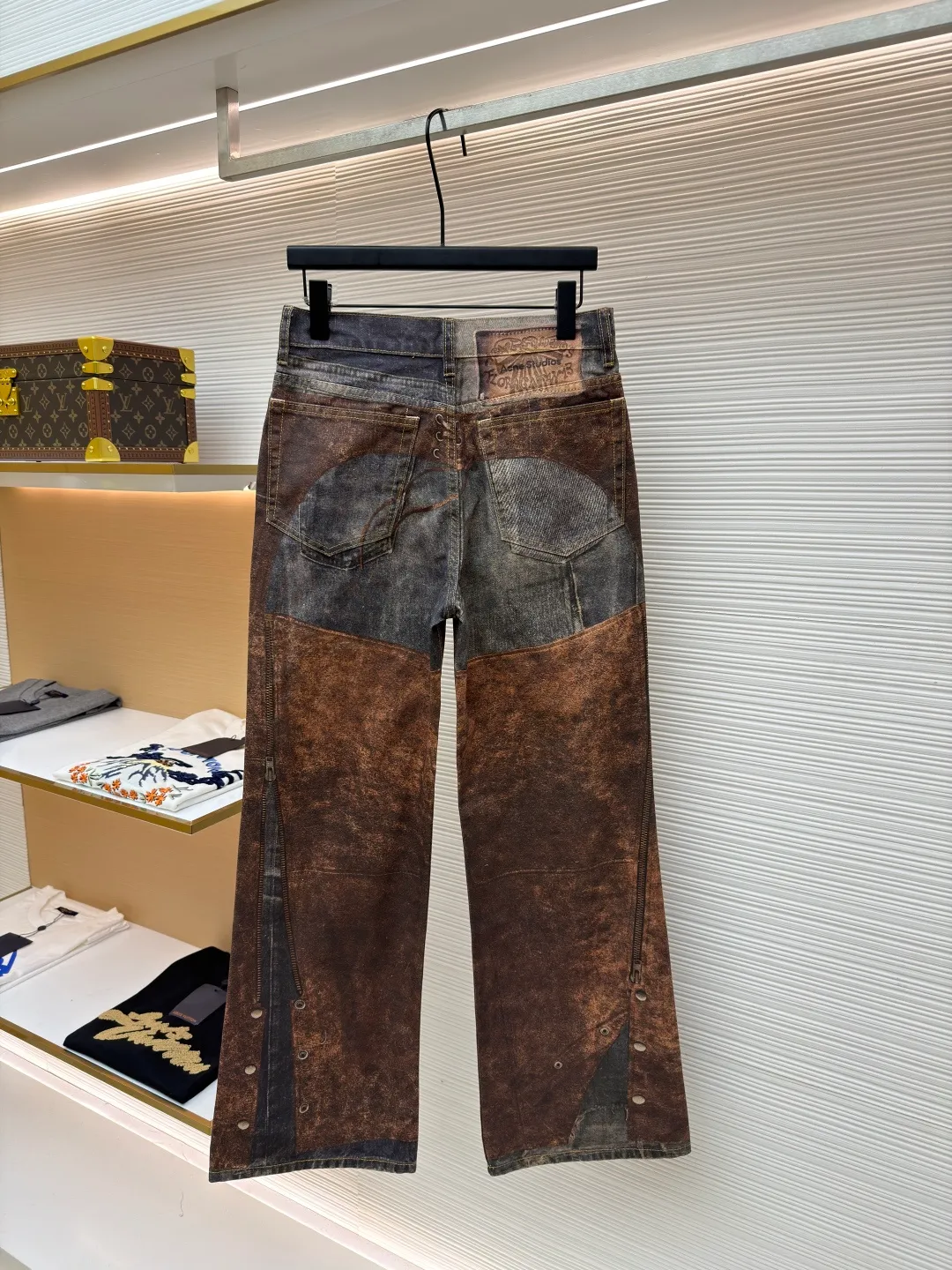 Acne Studios 3D trompe l'oeil retro printed jeans ●Original version: Purchased and developed by 4309 ●Item number: 1681025-A80 ●Material: denim fabric ●Technology: distressed print production ●Version: loose fit ●Weight: about 650 grams ●Size: 42-44-46-48-50-52 ●Description: This pair of jeans uses a seasonal "deception" shorts print, made of canvas, with a polished surface and a soft touch. Cut to a regular fit, they have a medium waist and wide, straight legs that flare slightly from the knee. The trompe l'oeil print of distressed denim and retro leather is the core, seamlessly blending the textures and colors of the two materials. The metal buckle on the front adds a cool layer, the zipper and rivet design on the trouser legs hide punk genes, and the lace-up element on the back waist injects a touch of retro romance into the whole. Wear jeans into an artistic piece that can be either salty or sweet. The overall wiring is straight and delicate, the fabric is comfortable and soft, and the color is consistent without color difference. It can be matched with the same style to create a fashionable look and control various occasions. Customized accessories, complete with three standards, same style for men and women!